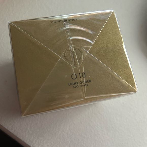 Clé de Peau Beauté $285 The Foundation Natural SPF 22 O10 Light Ocher - Picture 5 of 7
